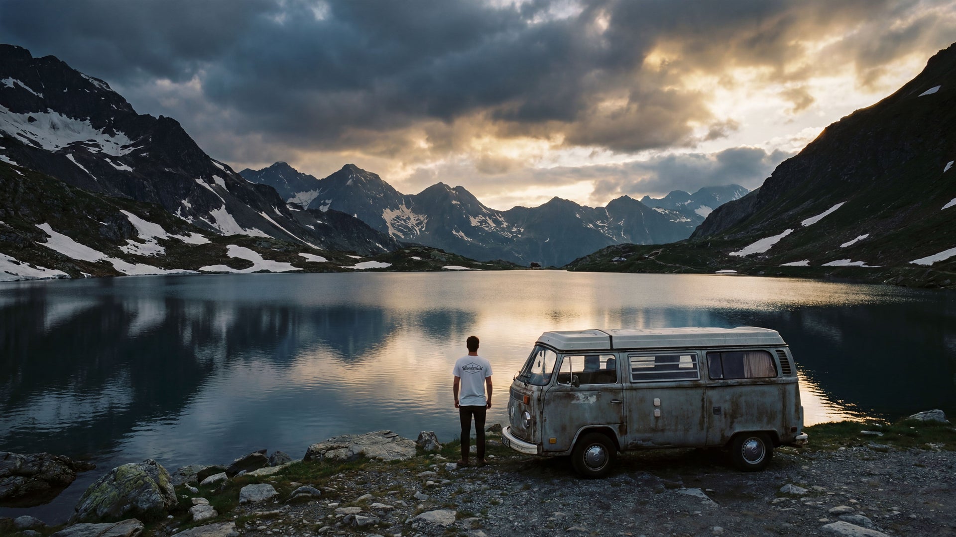 Combi VW vintage au bord d'un lac de montagne au coucher du soleil. M.Bivouak, vanlife.