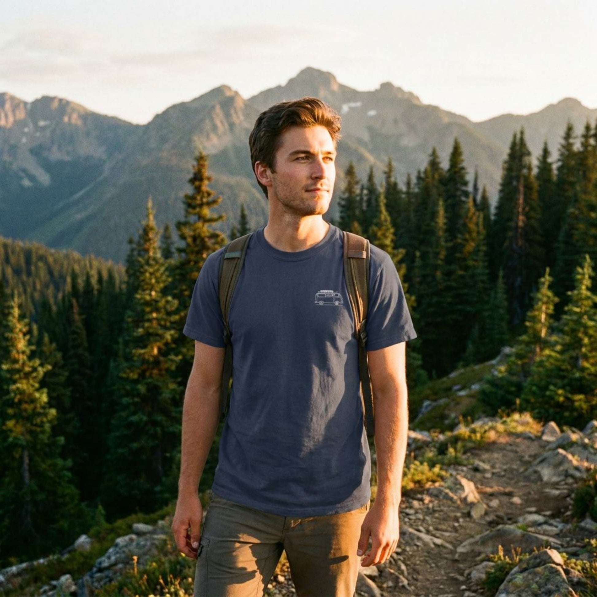 Homme en randonnée portant le t-shirt Van Signature bleu marine en montagne. M.Bivouak, vanlife.